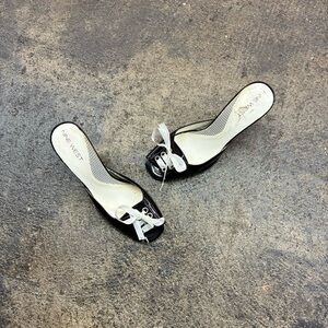 Cute Y2K Nine West Black & White Patent leather Kitten heel bow tie designed